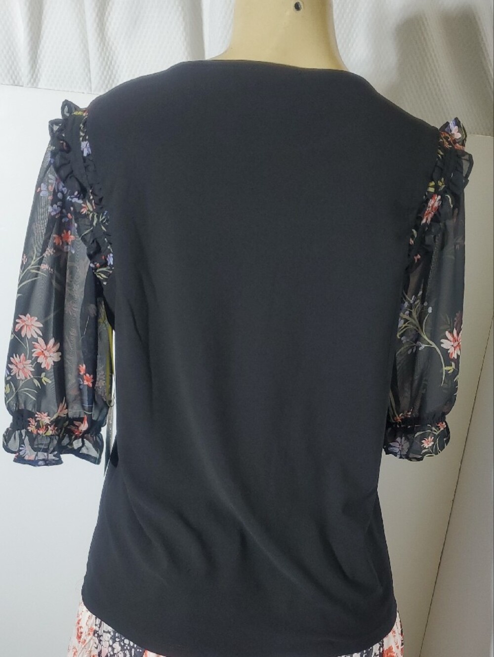 NWT CeCe Black Floral Flutter Sleeve Women's Top Size M - Picture 4 of 8
